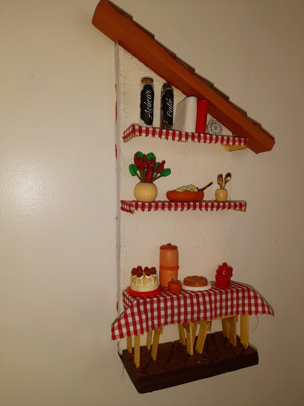 Quadro em mdf e madeira cenário de cozinha decorado com miniatur