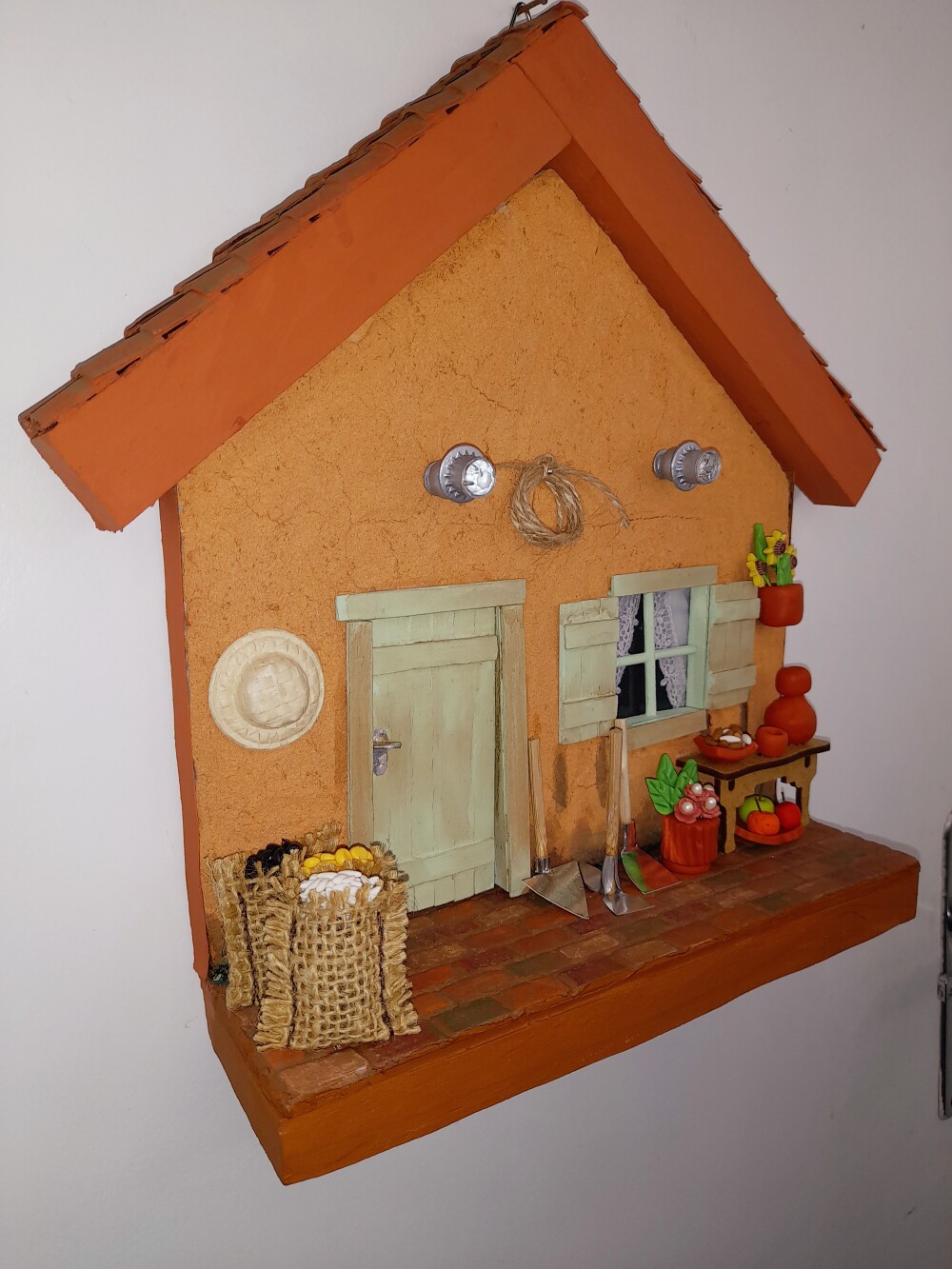 Quadro em mdf e madeira casa caiada com miniatura