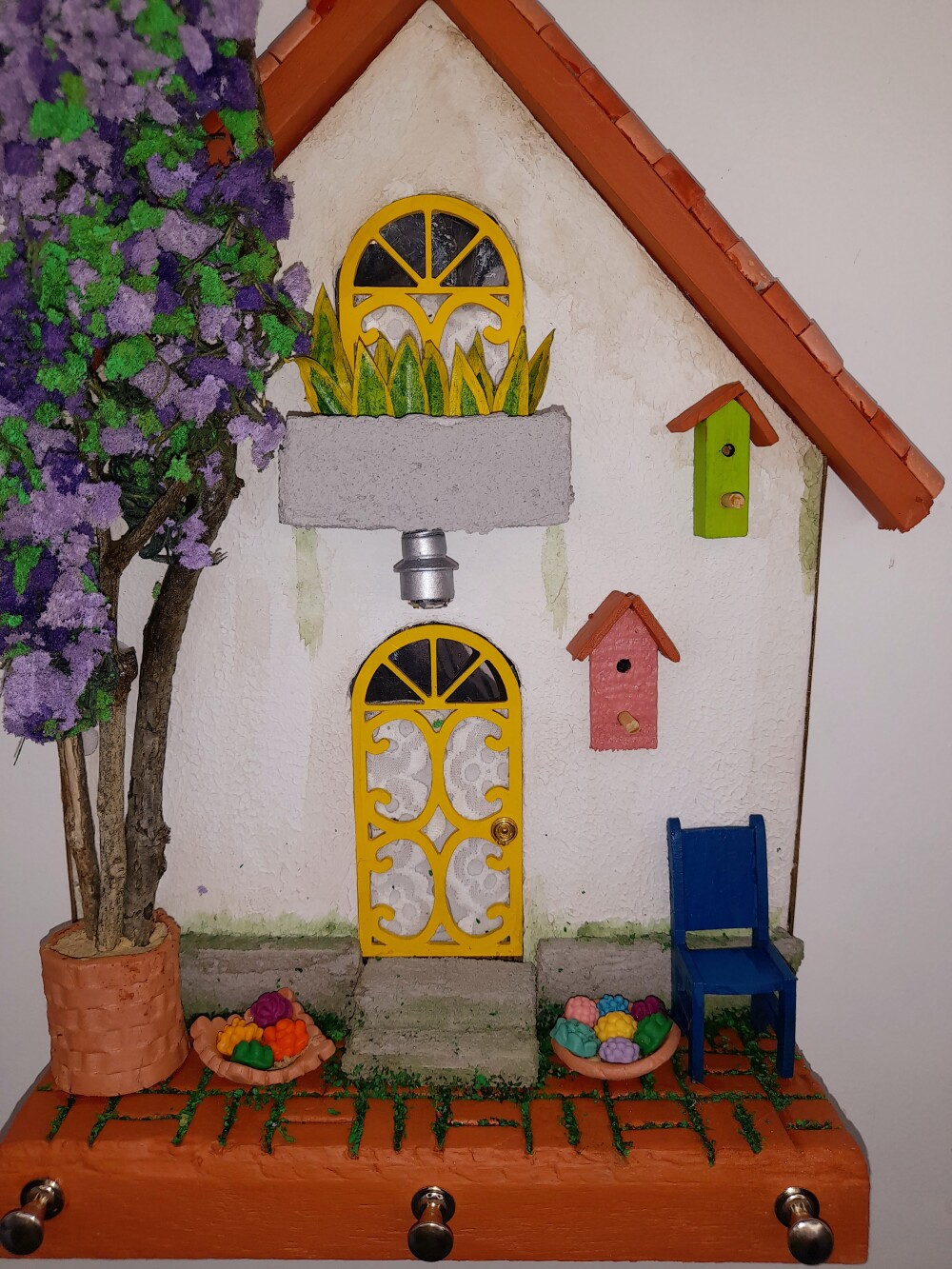 Porta chave de madeira e mdf ormato frente de casa decorado