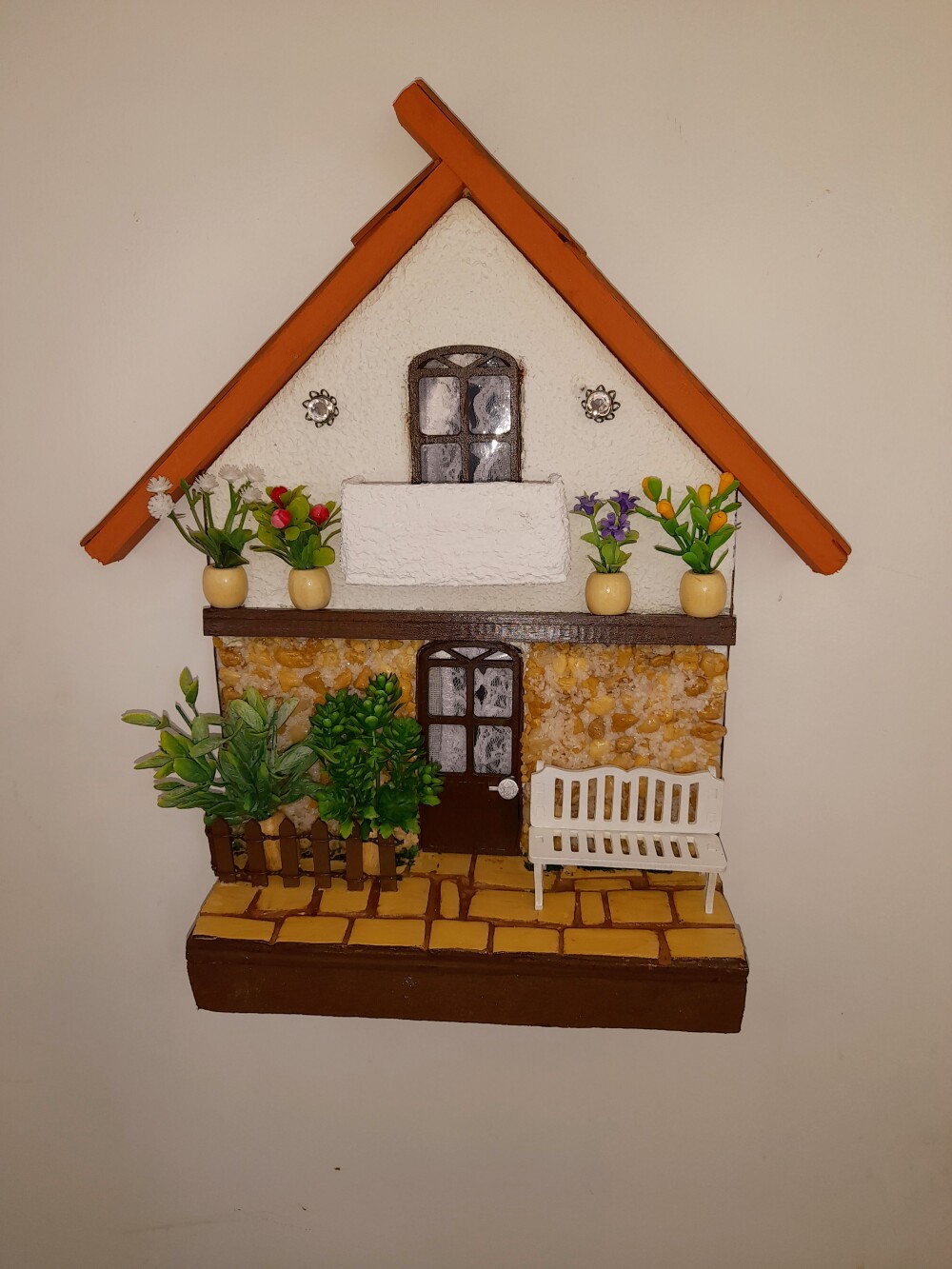 Quadro  de madeira branco e camurça imagem frente de casa