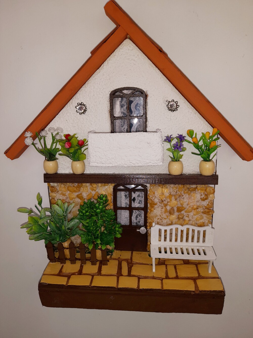 Quadro  de madeira branco e camurça imagem frente de casa