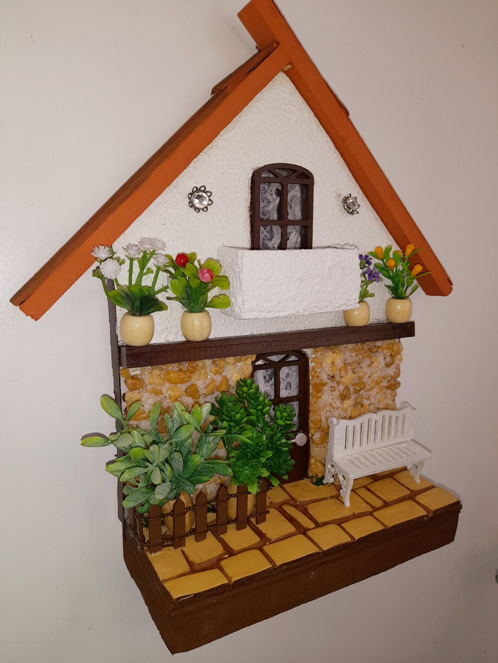 Quadro  de madeira branco e camurça imagem frente de casa