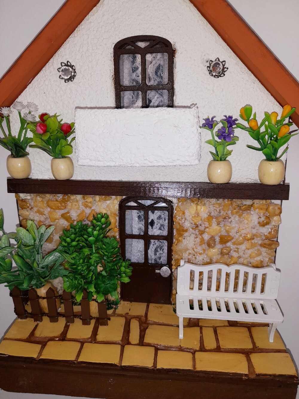 Quadro  de madeira branco e camurça imagem frente de casa