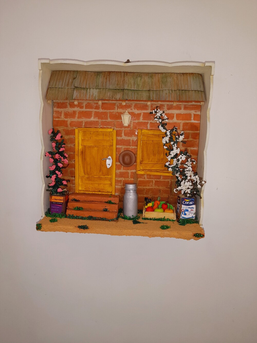 Quadro em mdf decorado com parede de tijolinho com miniaturas