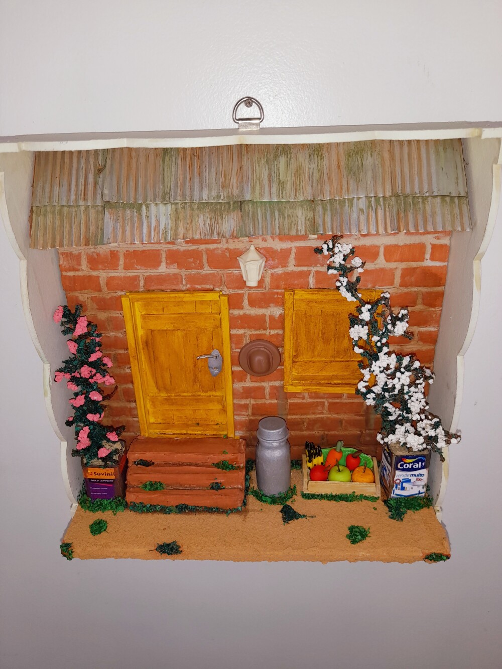 Quadro em mdf decorado com parede de tijolinho com miniaturas