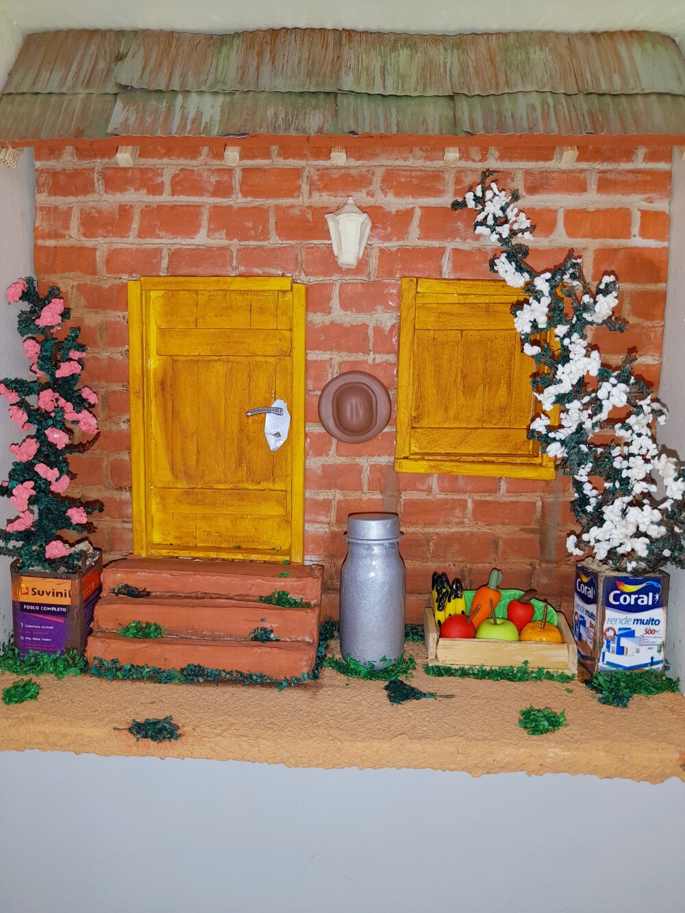 Quadro em mdf decorado com parede de tijolinho com miniaturas