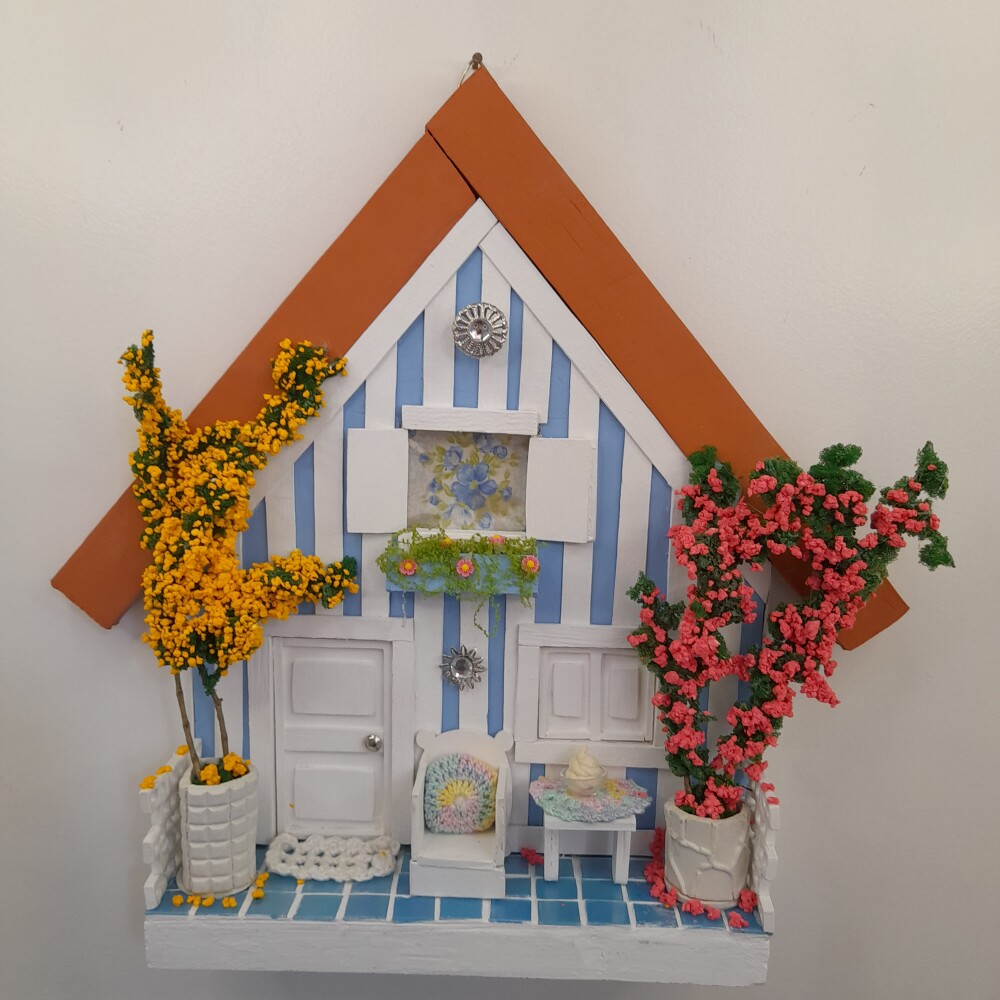 Quadro em mdf e madeira azul e branca decorado com miniaturas