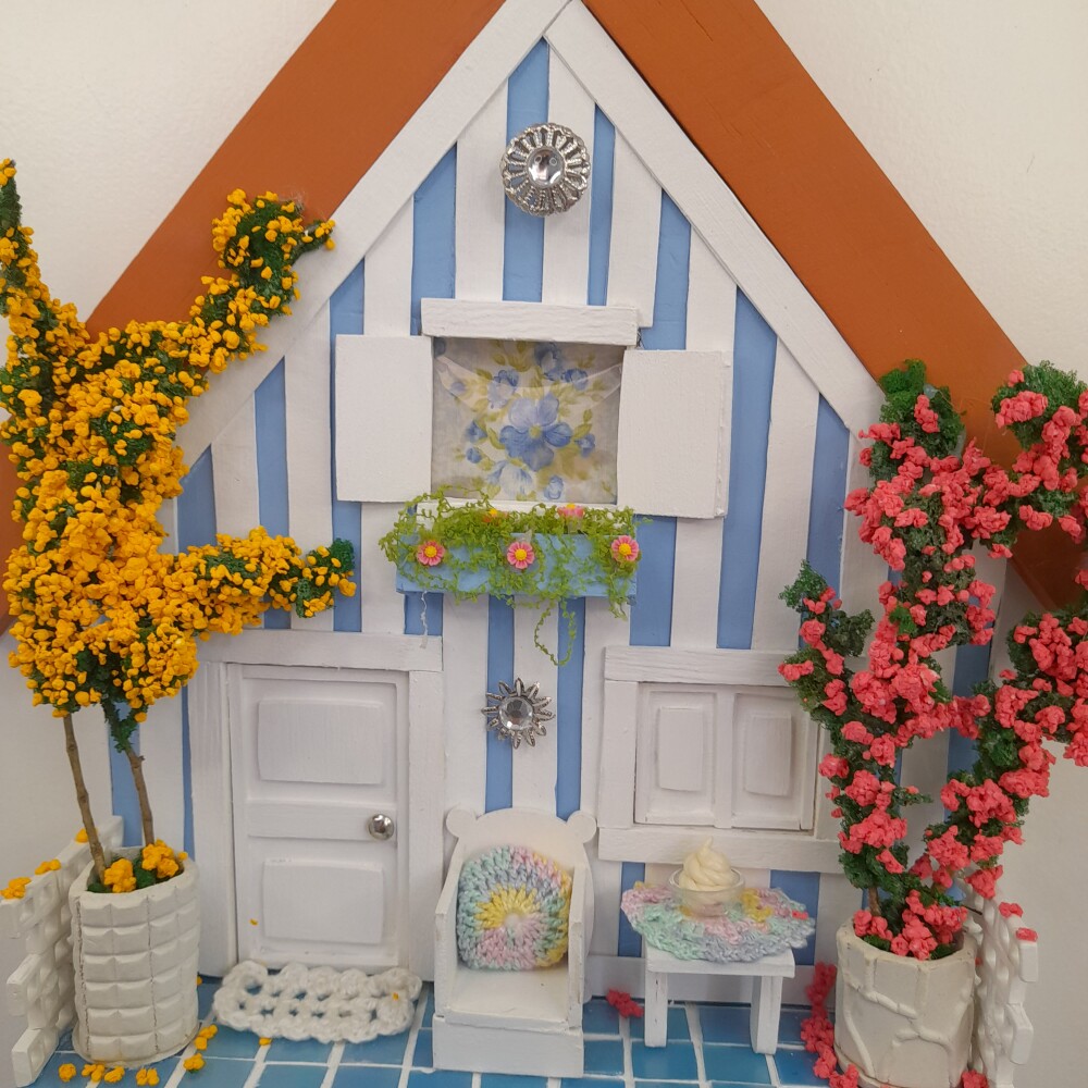 Quadro em mdf e madeira azul e branca decorado com miniaturas