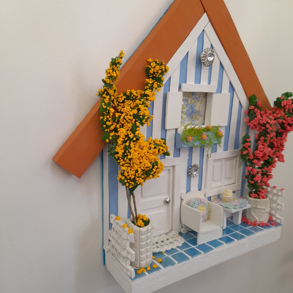 Quadro em mdf e madeira azul e branca decorado com miniaturas