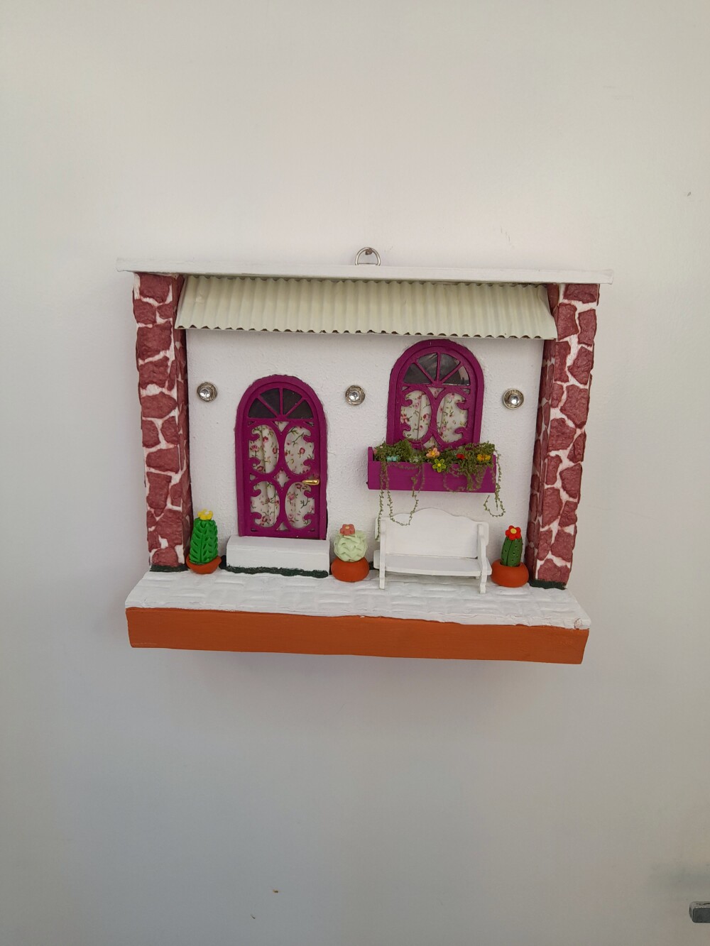 Quadro de mdf e madeira frente de casa rosa e branco