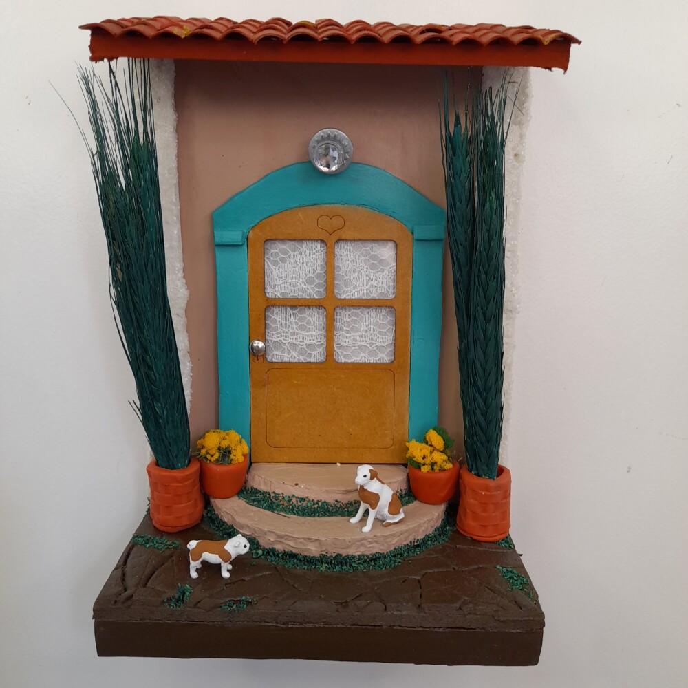 Quadro em mdf e madeira marrom e camurça decorado com miniaturas