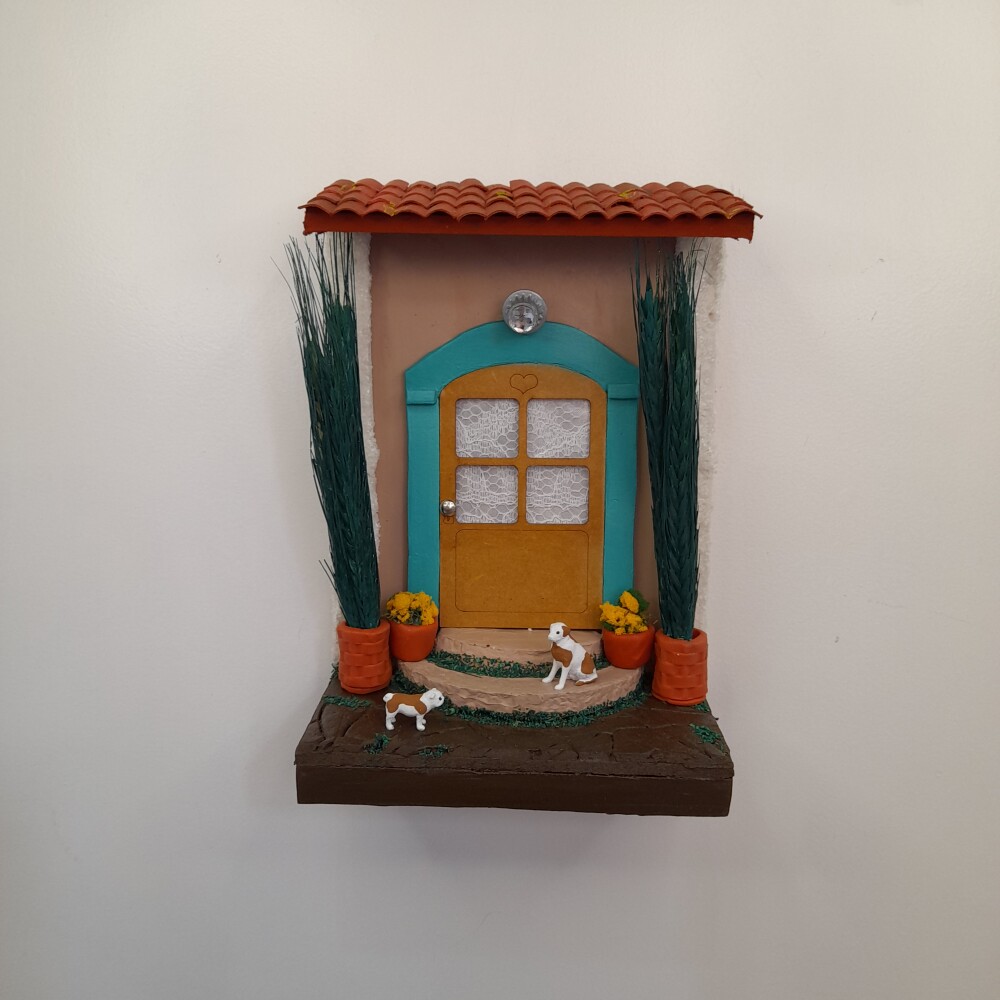 Quadro em mdf e madeira marrom e camurça decorado com miniaturas
