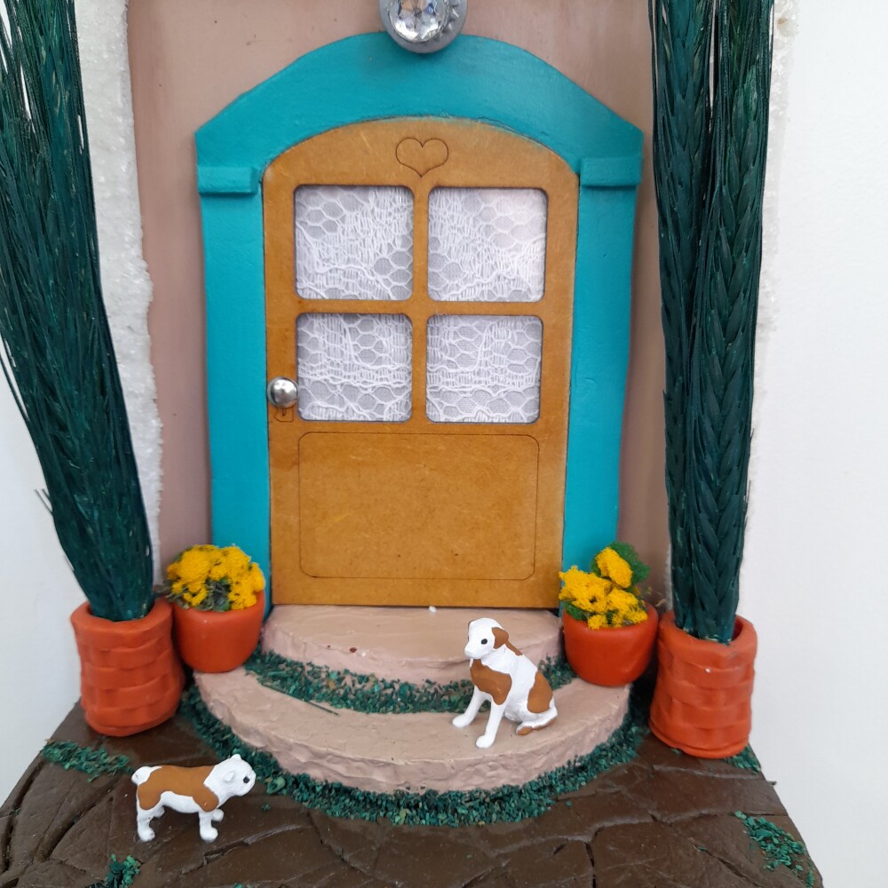 Quadro em mdf e madeira marrom e camurça decorado com miniaturas