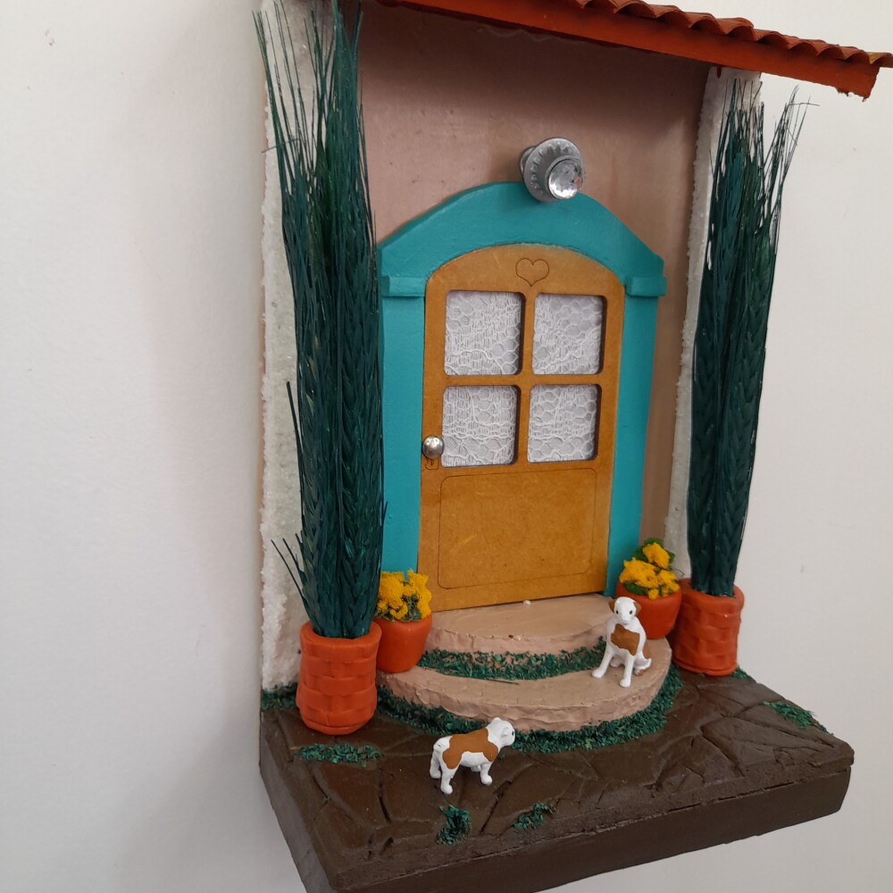 Quadro em mdf e madeira marrom e camurça decorado com miniaturas