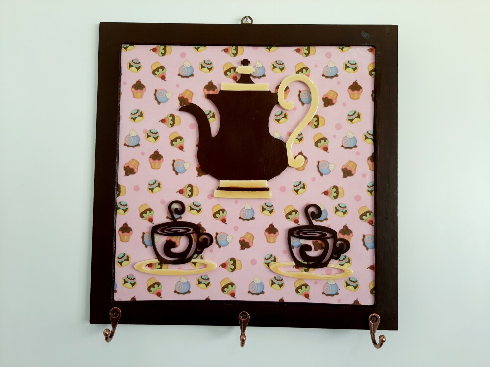 Porta chave de mdf marrom com fundo rosa decorado com ap . de ch?