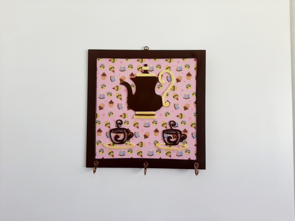 Porta chave de mdf marrom com fundo rosa decorado com ap . de ch?