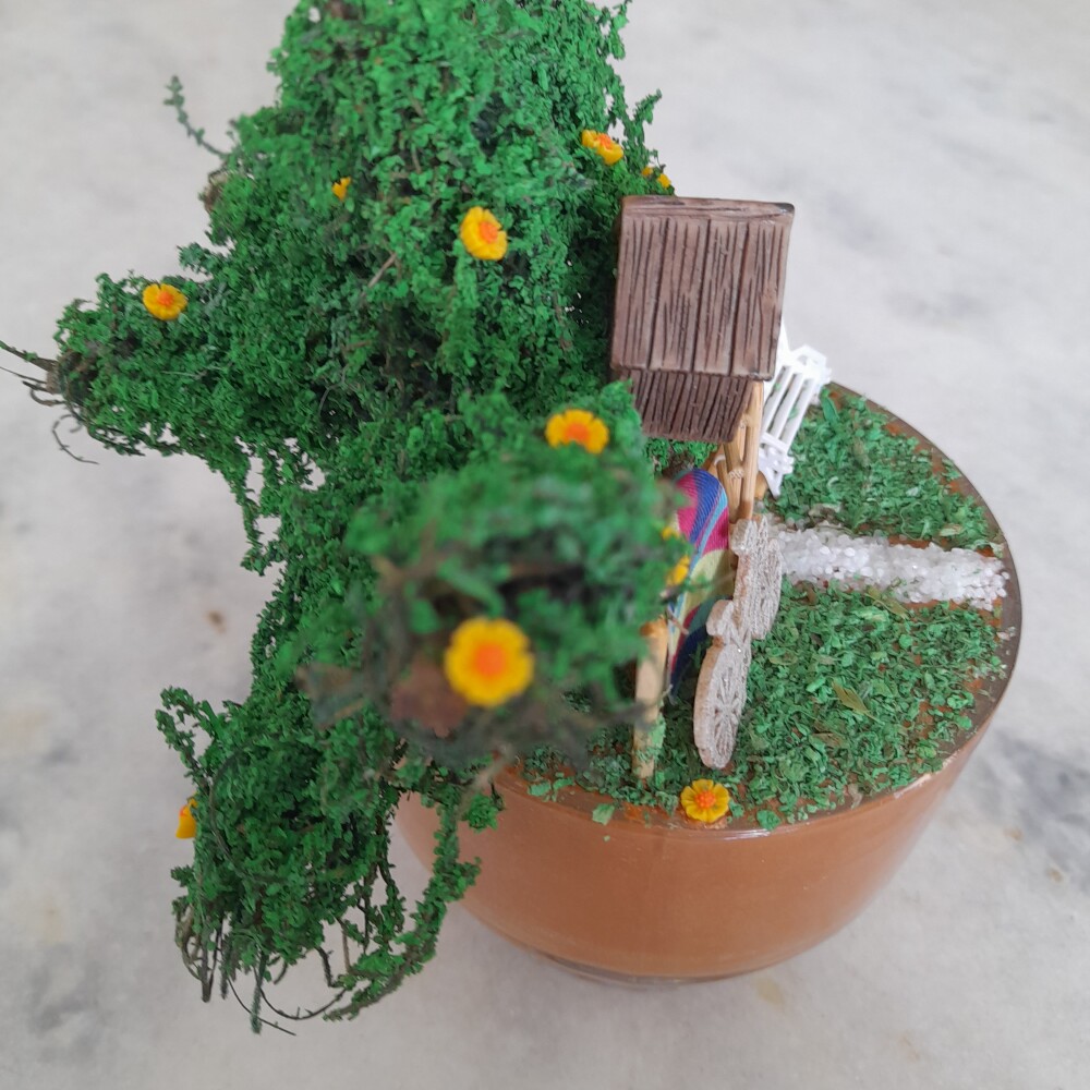 Mini jardim em xícara de vidro decorado com miniaturas