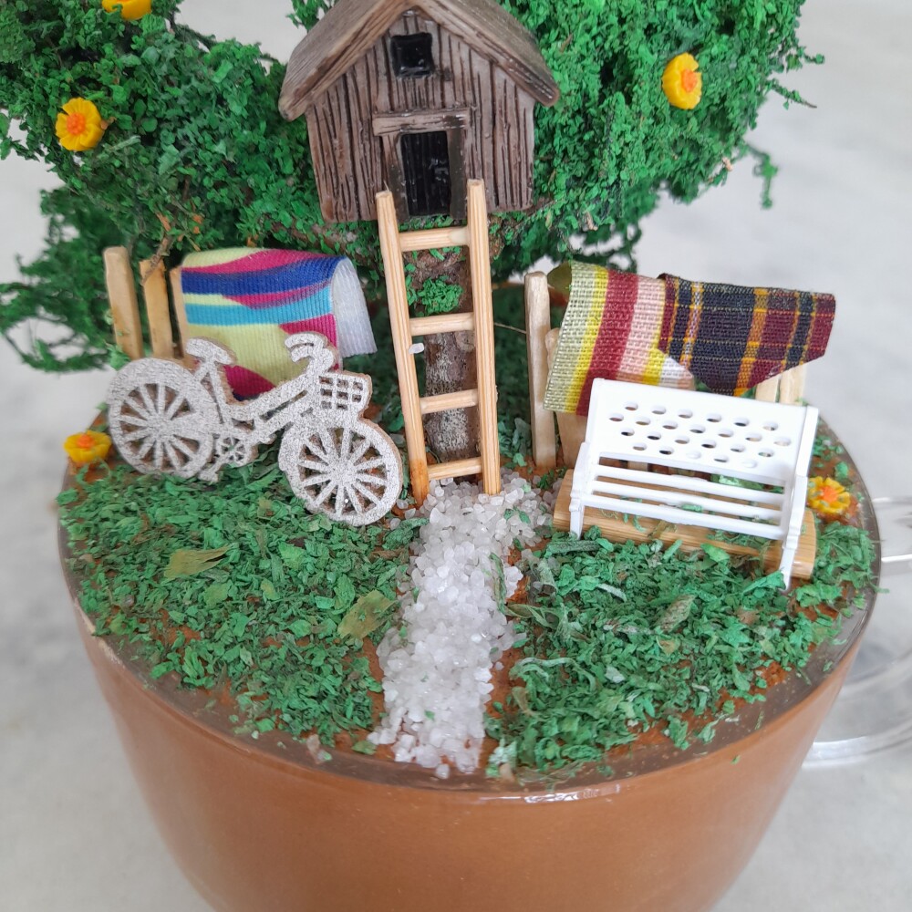 Mini jardim em xícara de vidro decorado com miniaturas