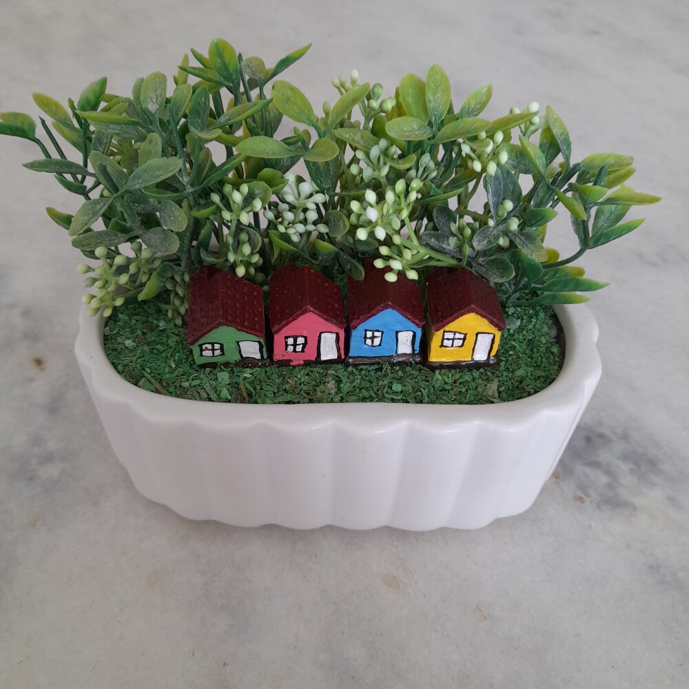 Mini jardim em vaso de louça branca decorado com miniaturas
