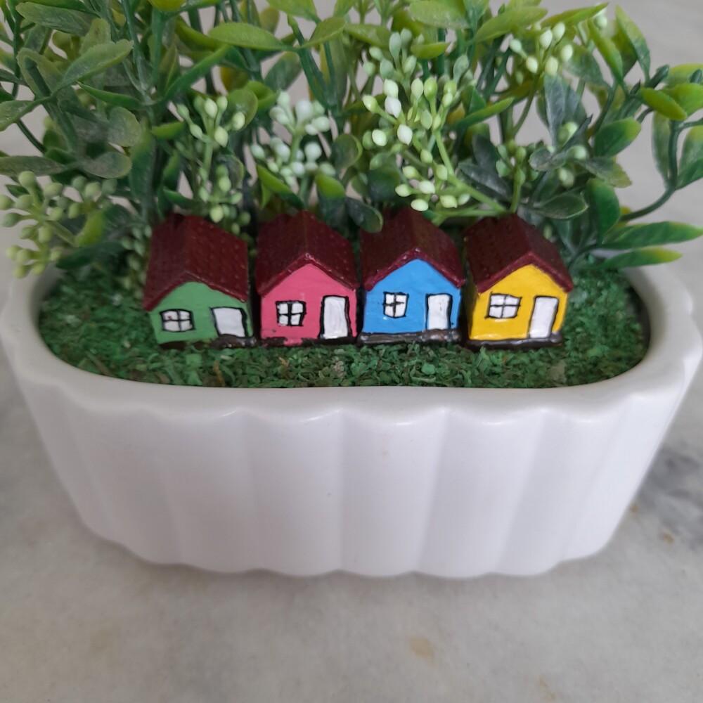 Mini jardim em vaso de louça branca decorado com miniaturas