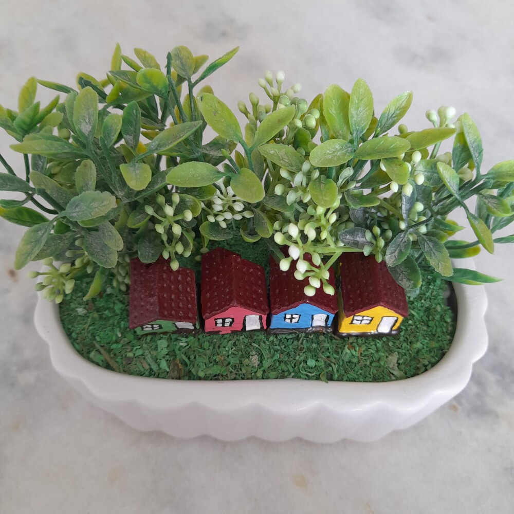 Mini jardim em vaso de louça branca decorado com miniaturas