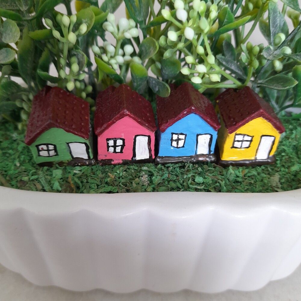 Mini jardim em vaso de louça branca decorado com miniaturas