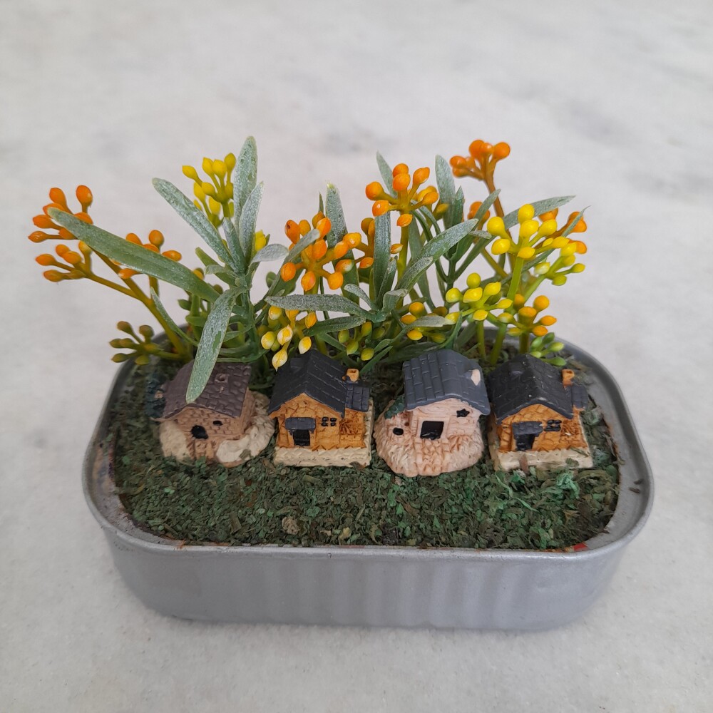 Mini jardim em lata prateado com mini casas e plantas em miniatur