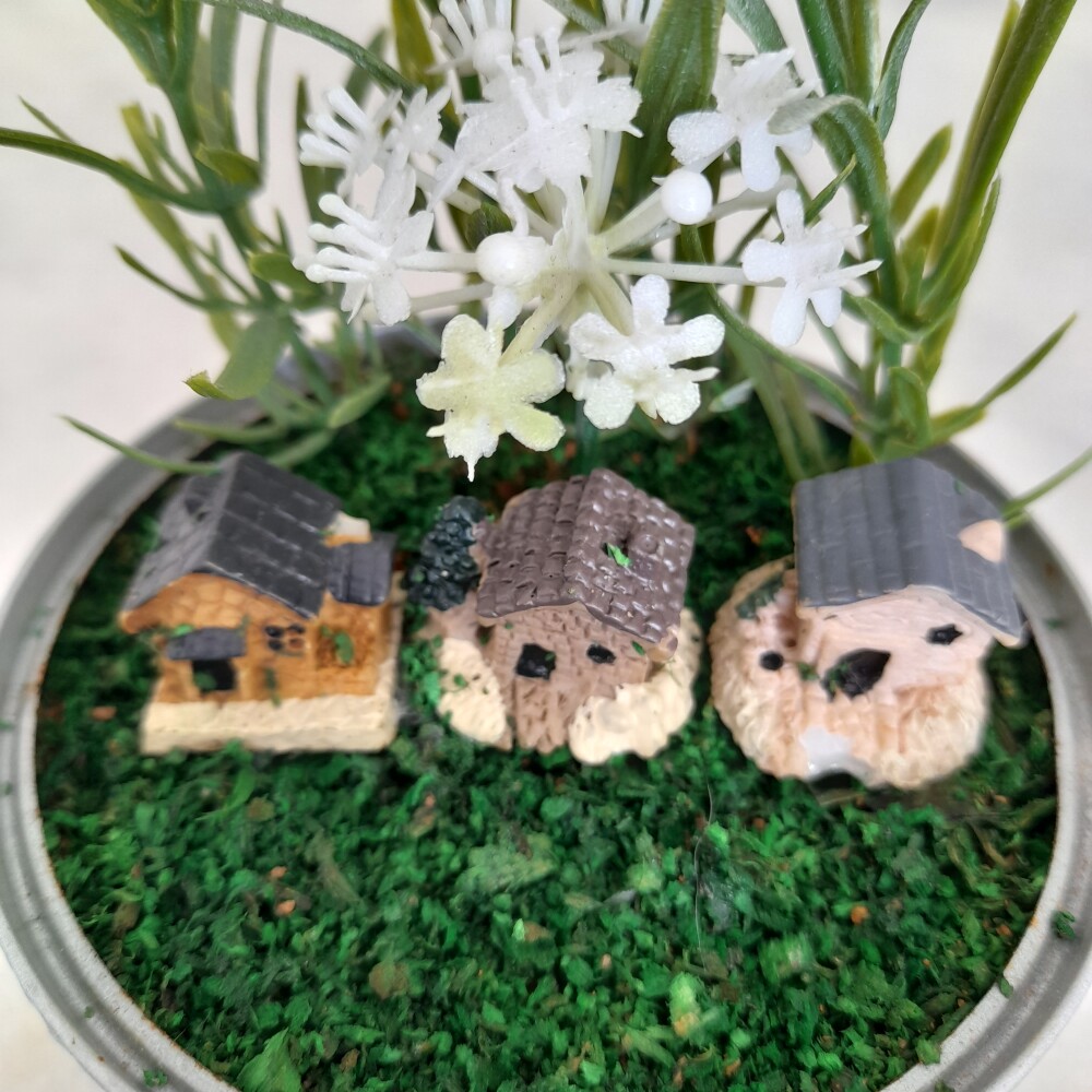 Mini jardim decorado com casinha e plantas miniaturas