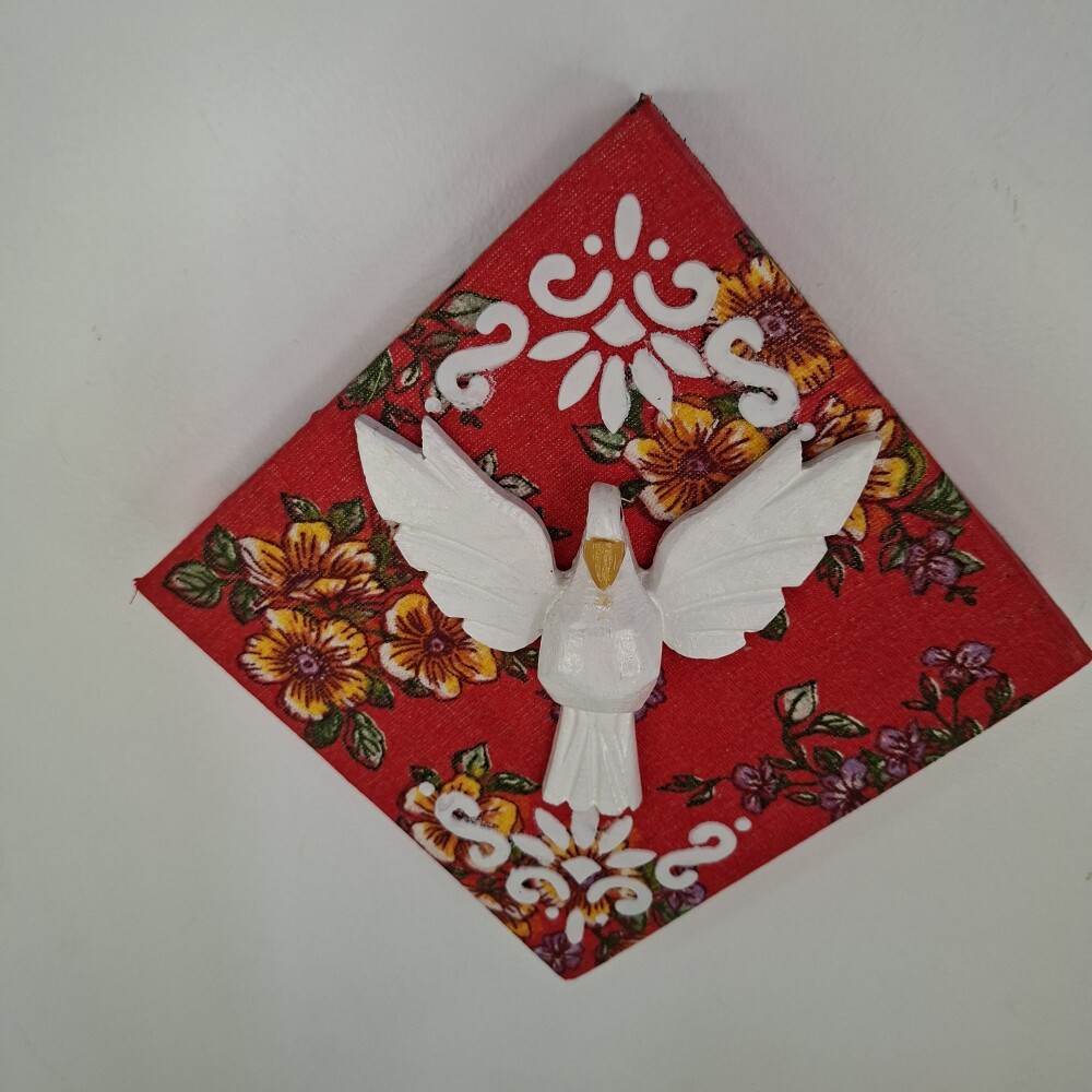 Quadro forrado com chita vermelha decorada com arabescos brancos 