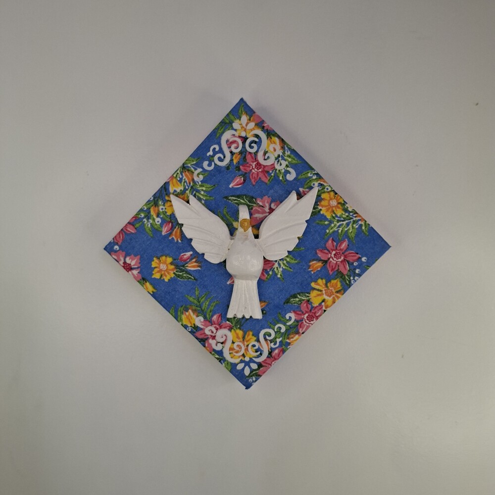 Quadro de madeira forrado com chita azul estampado decorado com D
