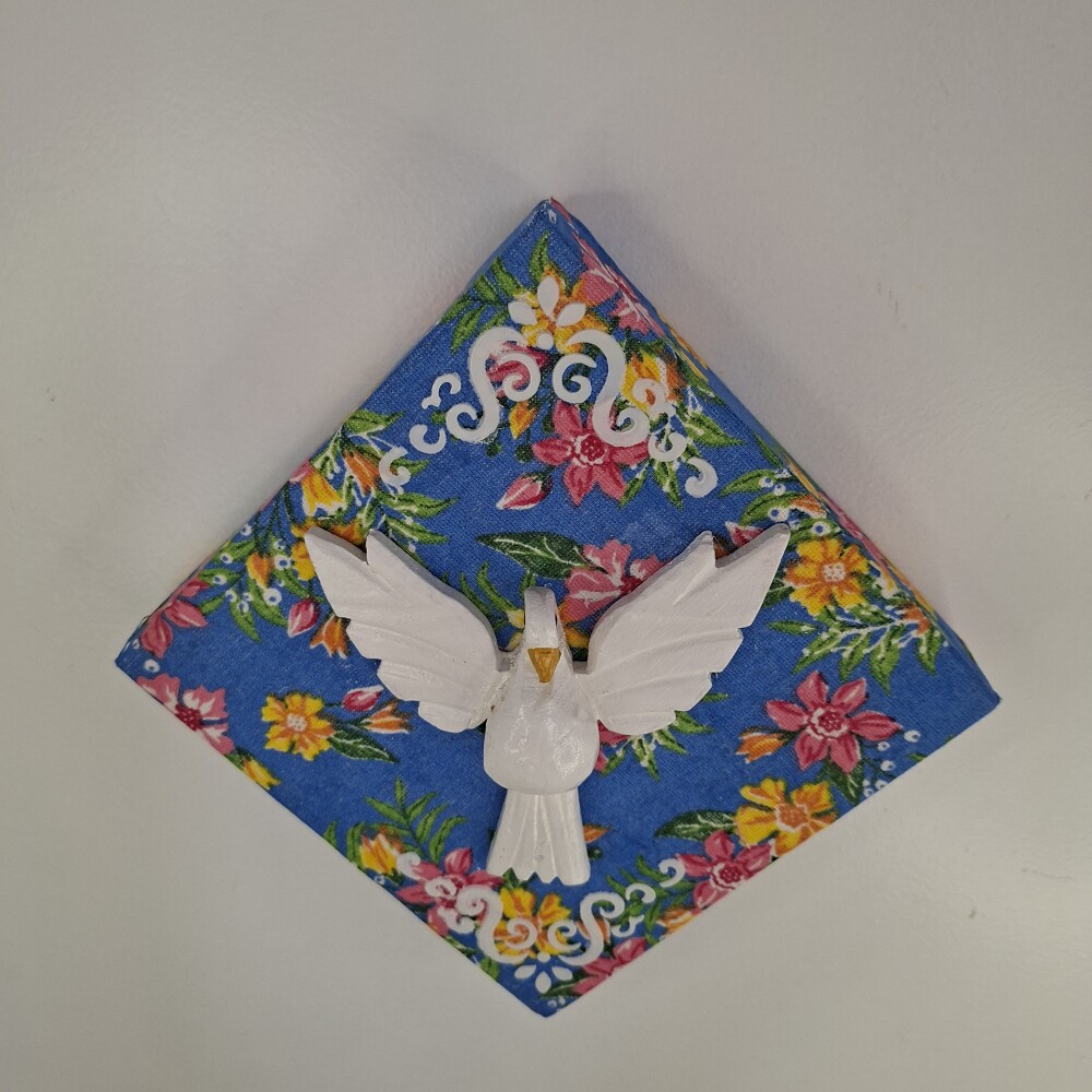 Quadro de madeira forrado com chita azul estampado decorado com D