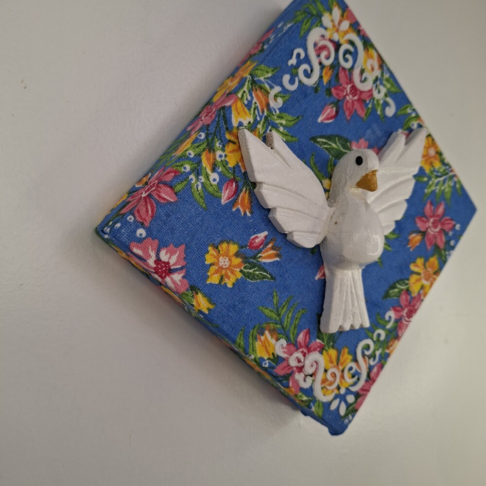 Quadro de madeira forrado com chita azul estampado decorado com D