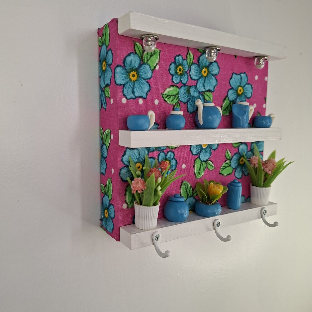 Porta chave de madeira forrado com chita e decorado com miniatura