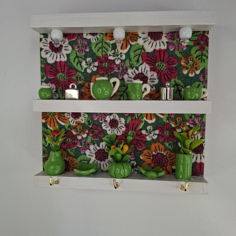 Porta chave de madeira forrado com chita e decorado com miniatura