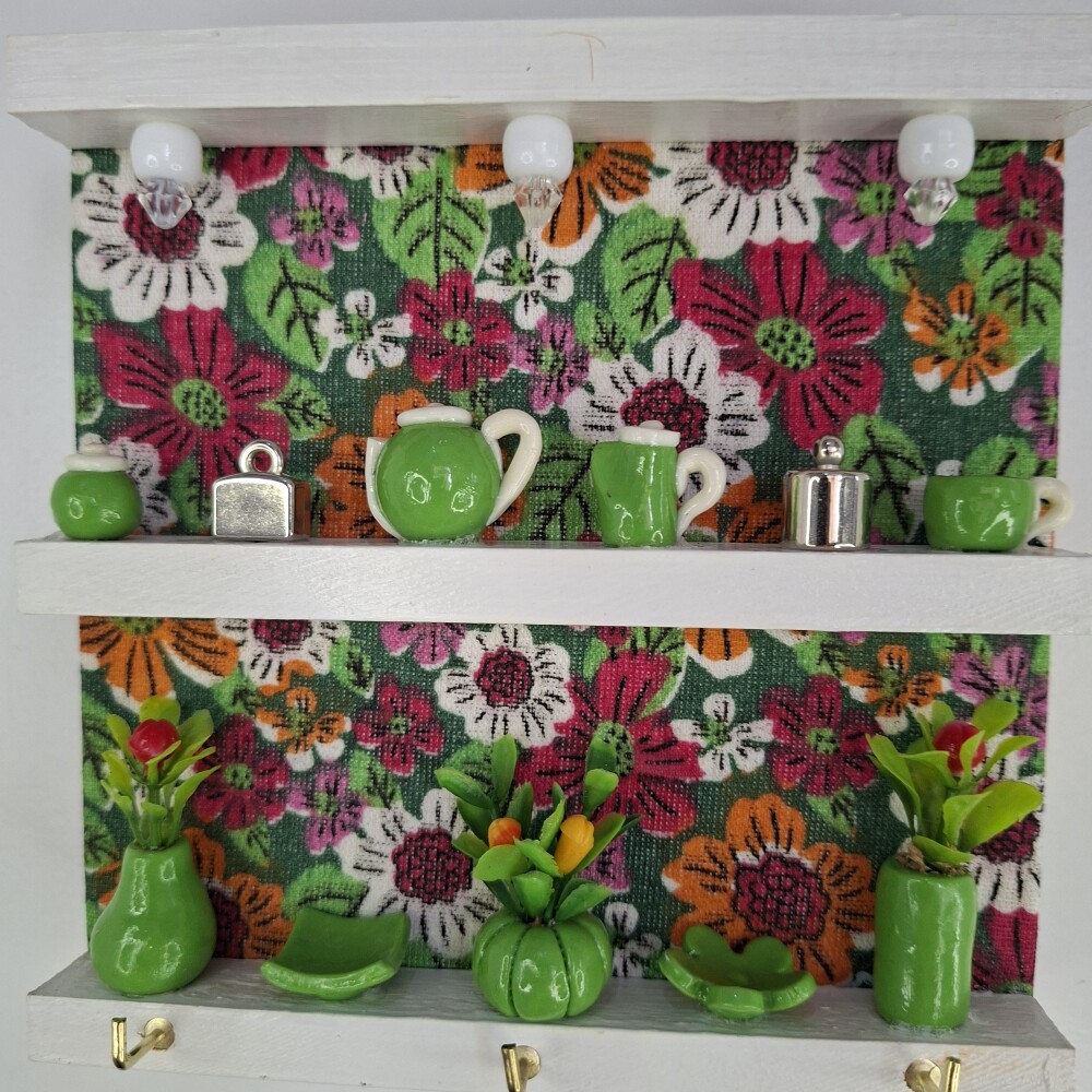 Porta chave de madeira forrado com chita e decorado com miniatura