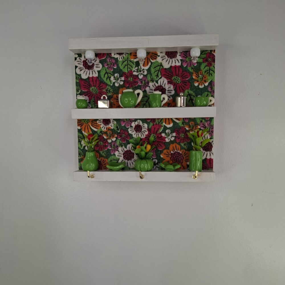 Porta chave de madeira forrado com chita e decorado com miniatura