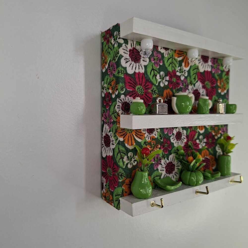 Porta chave de madeira forrado com chita e decorado com miniatura