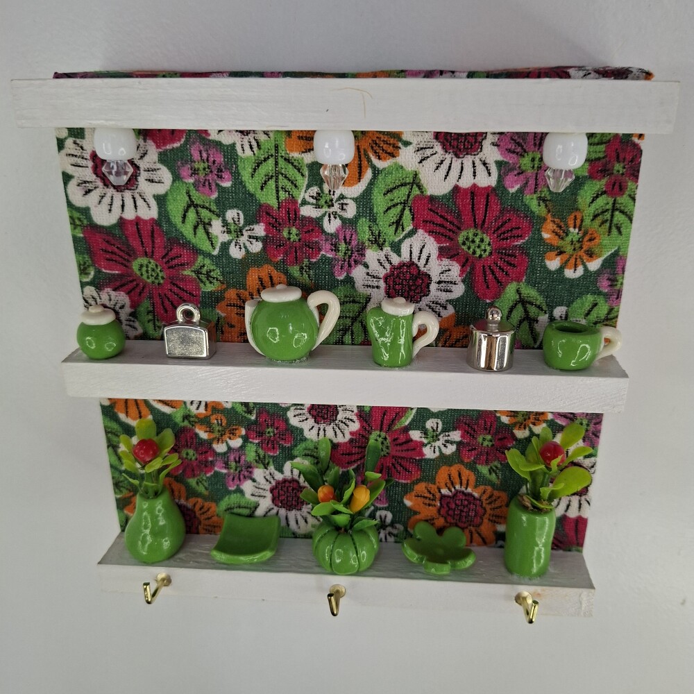 Porta chave de madeira forrado com chita e decorado com miniatura