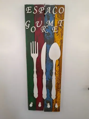 Placa Decorativa de Madeira Envelhecida com Quadro Lousa