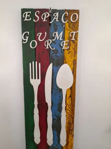 Placa Decorativa de Madeira Envelhecida com Quadro Lousa