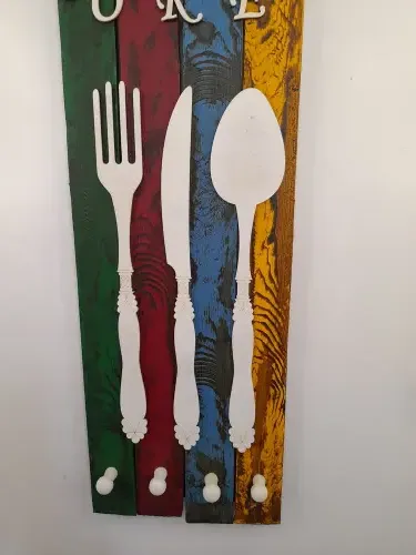 Placa Decorativa de Madeira Envelhecida com Quadro Lousa