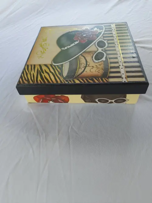 Caixa em mdf para joias / bijuteria com chapéu e óculos