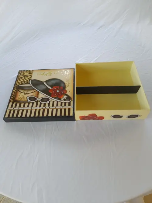 Caixa em mdf para joias / bijuteria com chapéu e óculos