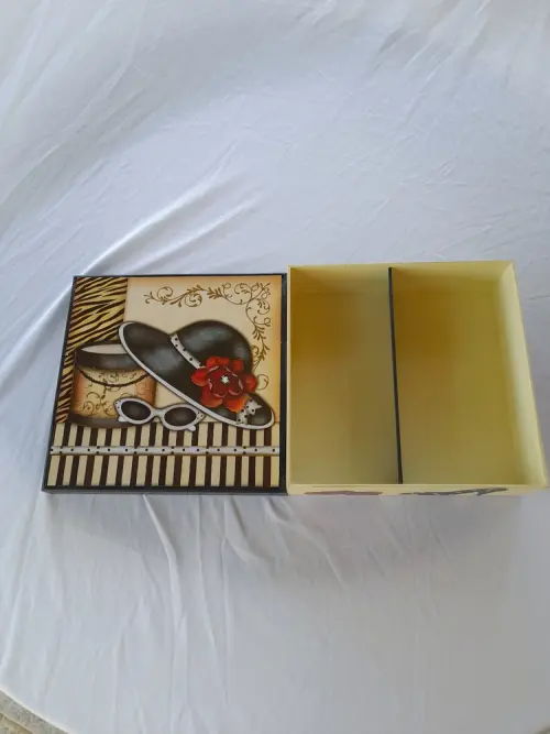 Caixa em mdf para joias / bijuteria com chapéu e óculos