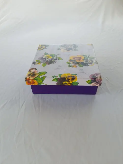 Caixa em mdf para joia/bijuteria lilás e roxa detalhe floral