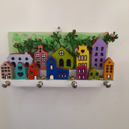 Porta chave de madeira decorado com mini prédios verde