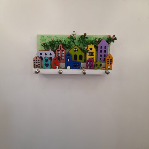 Porta chave de madeira decorado com mini prédios verde