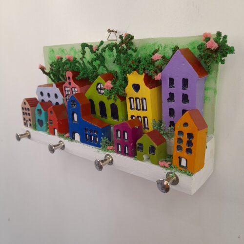 Porta chave de madeira decorado com mini prédios verde