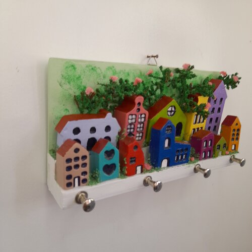Porta chave de madeira decorado com mini prédios verde