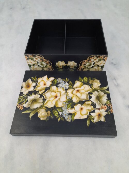Caixa para Joia em mdf preta com detalhe floral c/ 2 div